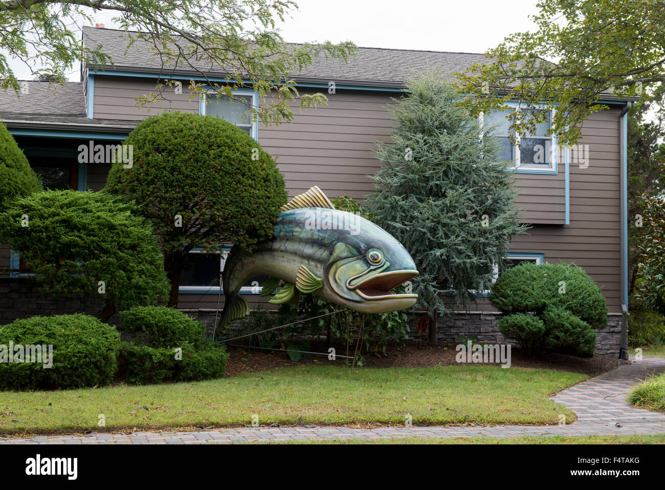 Ein Fisch-Skulptur vor einem Haus in Cape May, New Jersey USA Stockfoto