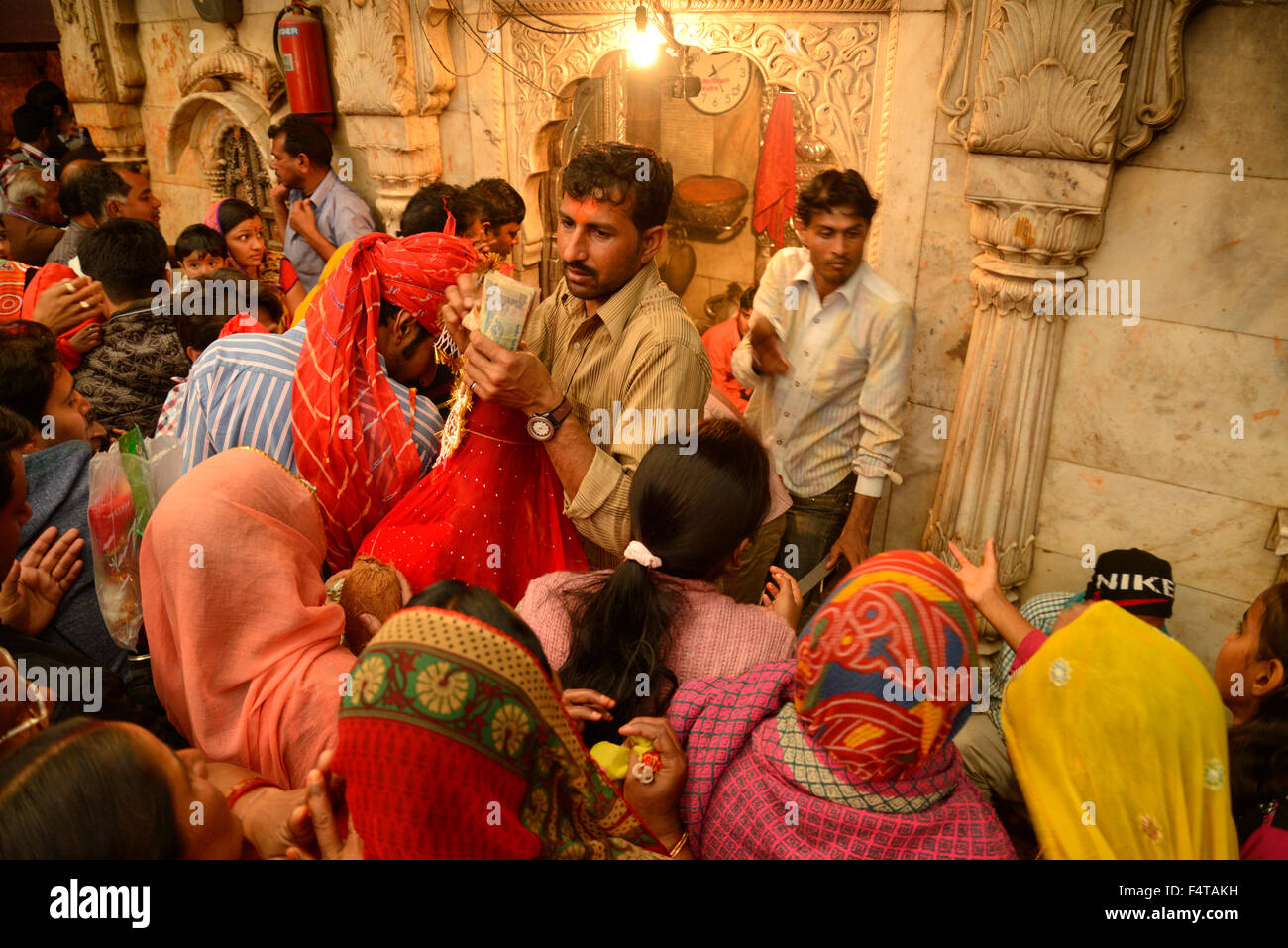 Menschen in der Schlange für Ratte-Tempel, Karni Mata, Stadt von Deschnoke, Rajasthan, Indien, Asien Stockfoto