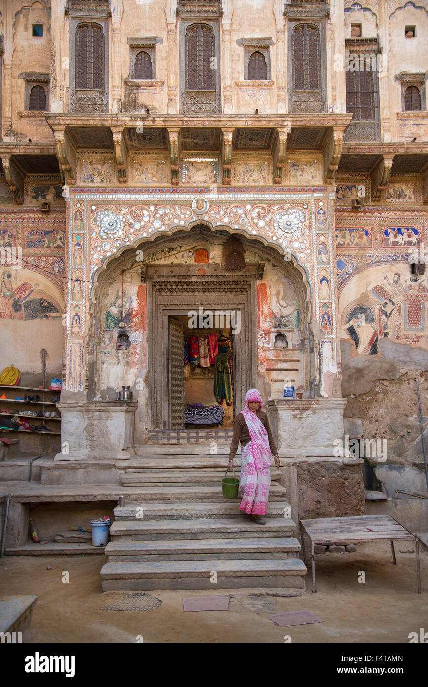 Asien, Indien, Rajasthan, Mandawa, Frau in coutyyard Stockfoto