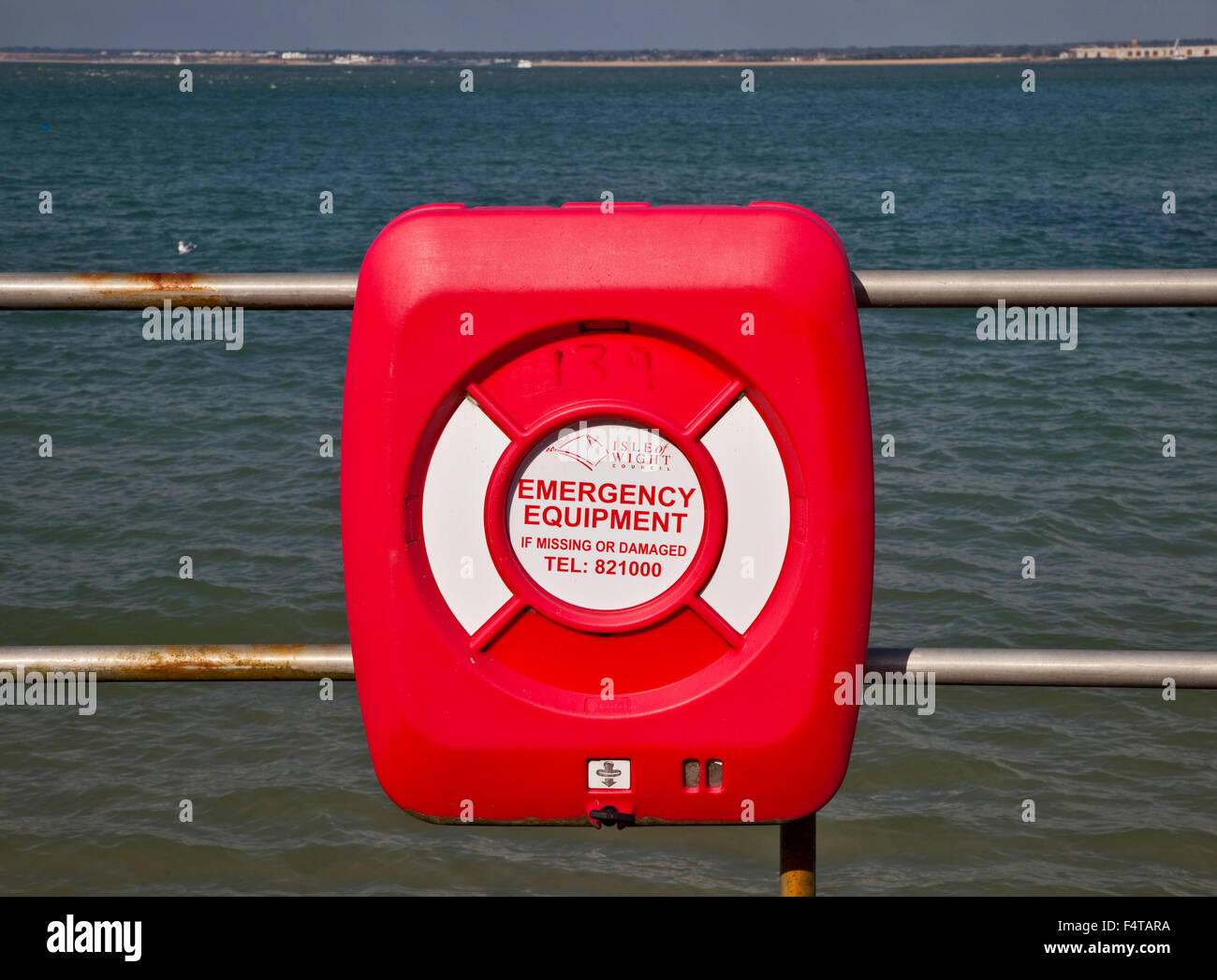 Rettungsring an Colwell Bay, Isle Of Wight, Hampshire, England Stockfoto