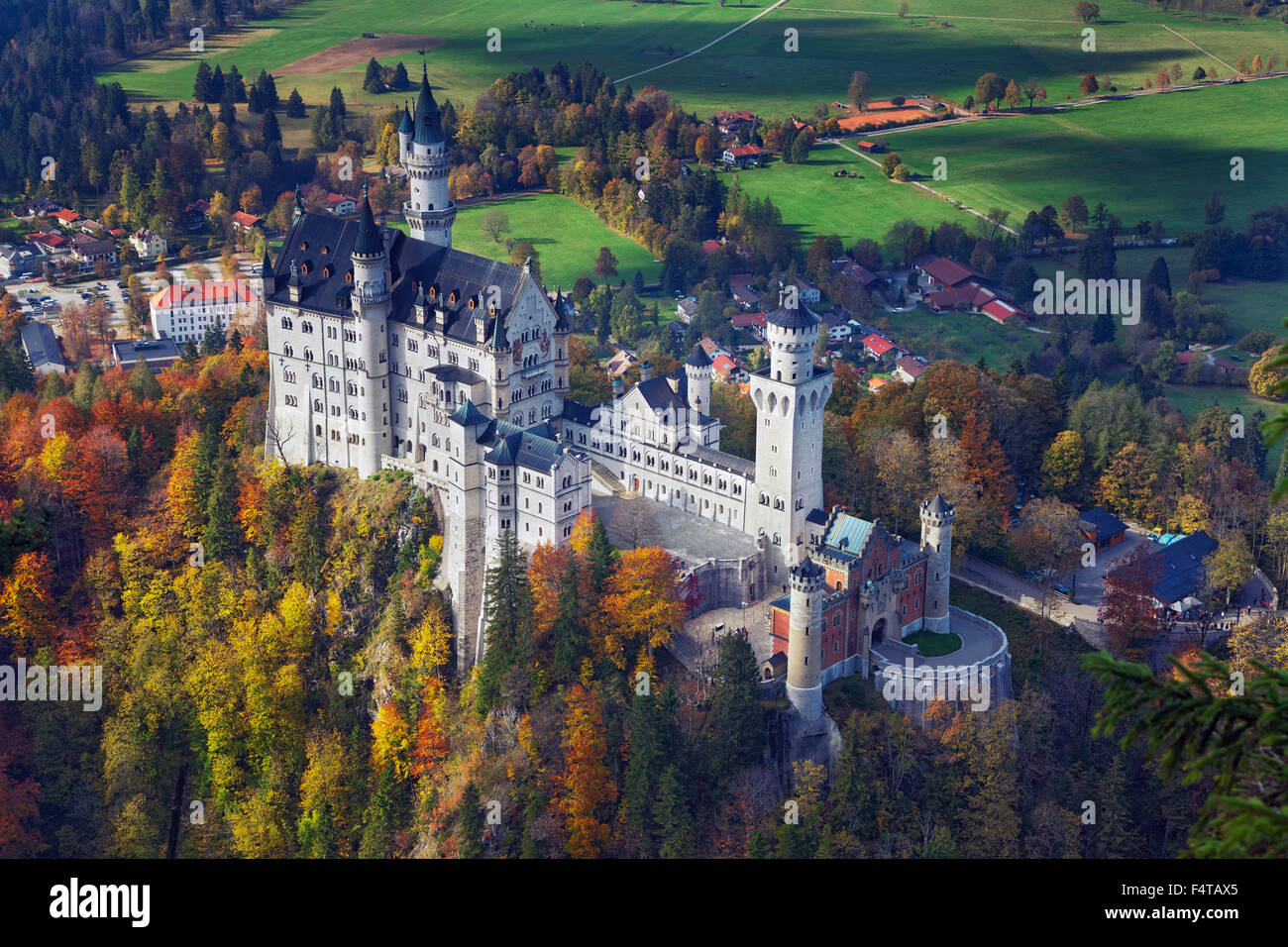 Schloss Neuschwanstein, Deutschland. Blick auf Schloss Neuschwanstein während Herbsttag. Stockfoto