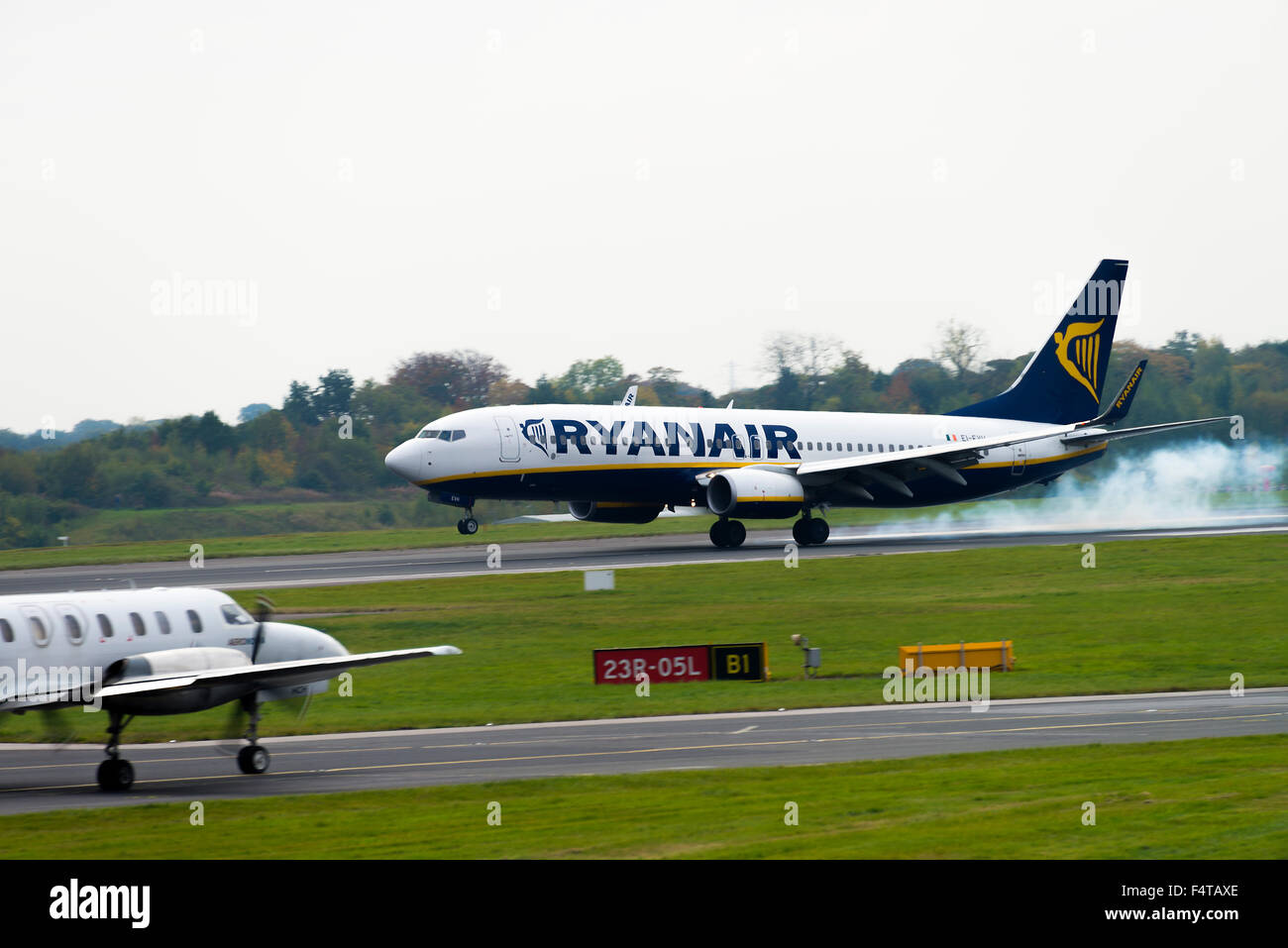 Ryanair Airlines Boeing 737-8AS Airliner EI-EVH landet auf dem internationalen Flughafen Manchester England Vereinigtes Königreich UK Stockfoto