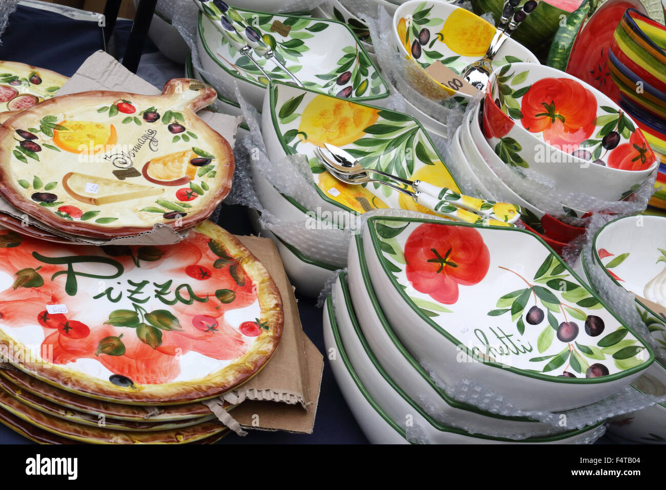 Traditionelle Keramik zum Verkauf auf dem Markt in die östlichen Seeufer Stadt Malcesine, Gardasee, Italien am 17. Oktober 2015 Pho Stockfotografie