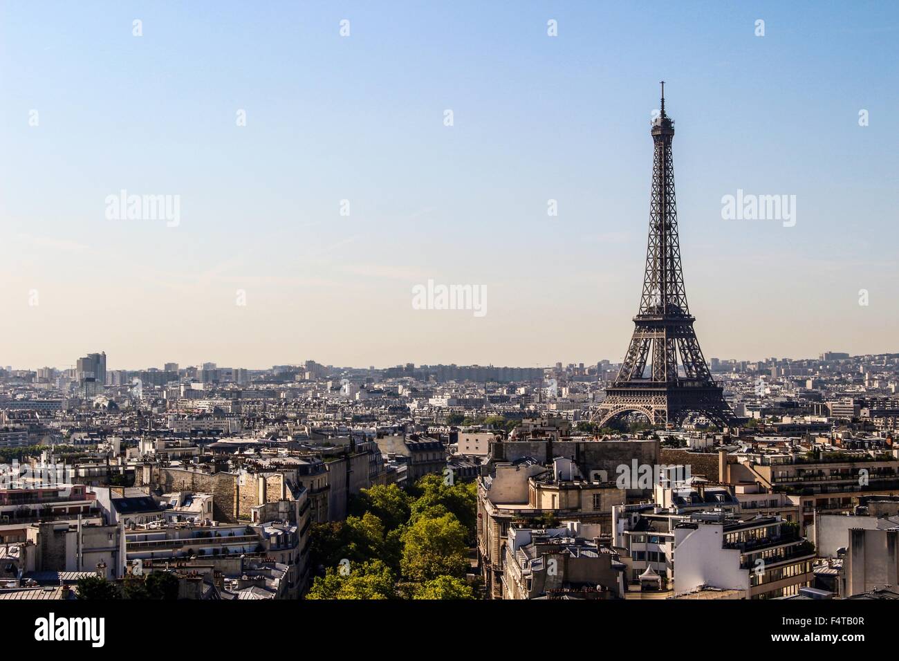 Blick von oben auf den Arc de Triomphe mit Blick auf Paris und der Eiffelturm Stockfoto