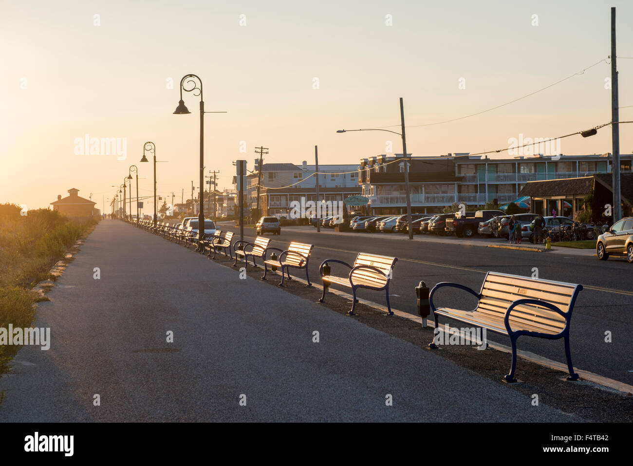 Blick entlang der Beach Avenue in Cape May in der Abenddämmerung, New Jersey USA Stockfoto