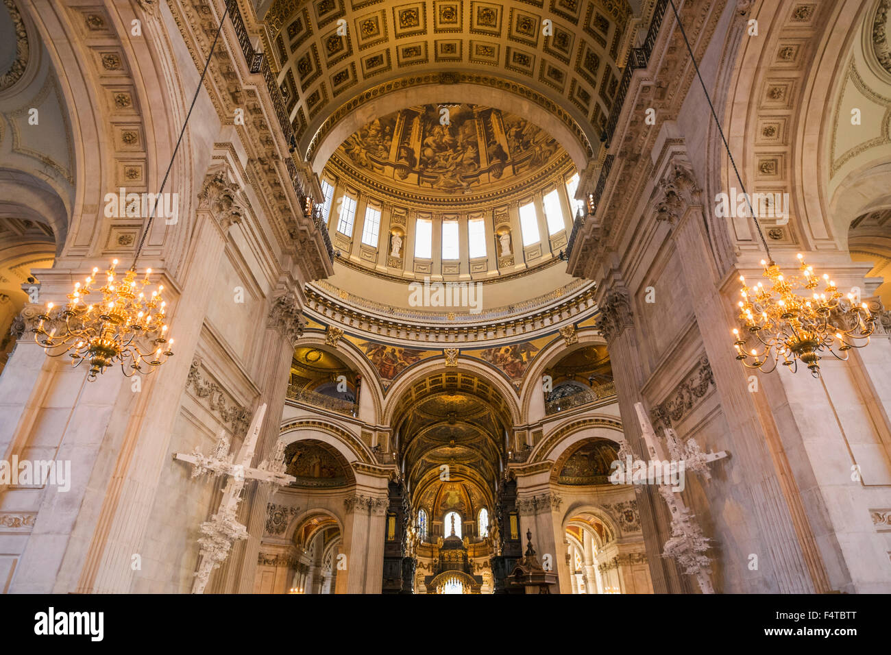 England, London, St. Paul, das Kirchenschiff und die Kuppel Stockfoto