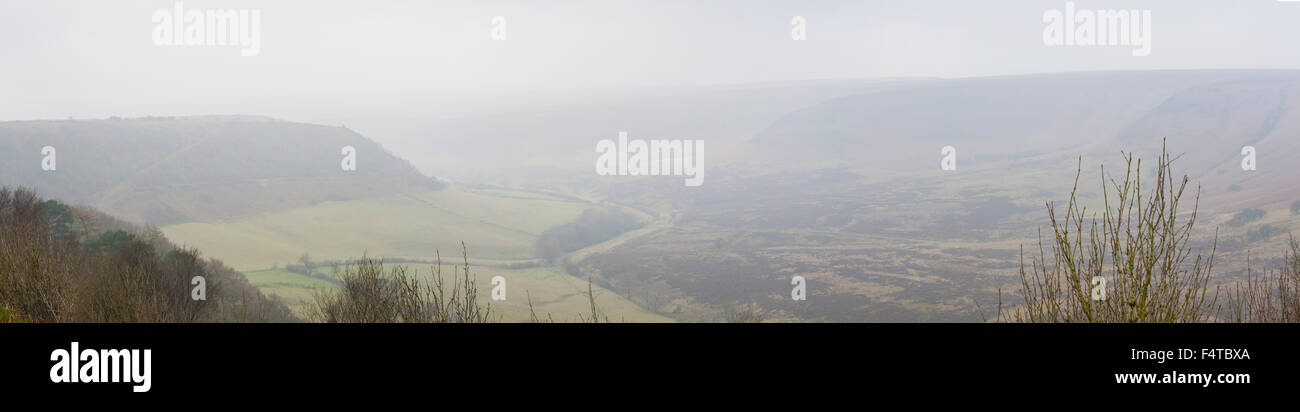 Englische ländliche Landschaft Landschaft Szene über eine neblige Tal Stockfoto