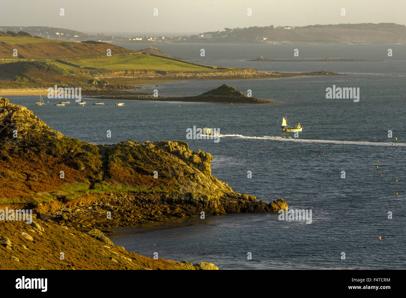 Zwischen den Inseln Sie Fähre Tresco Hafen nähert. Isles of Scilly. Cornwall. England. UK Stockfoto