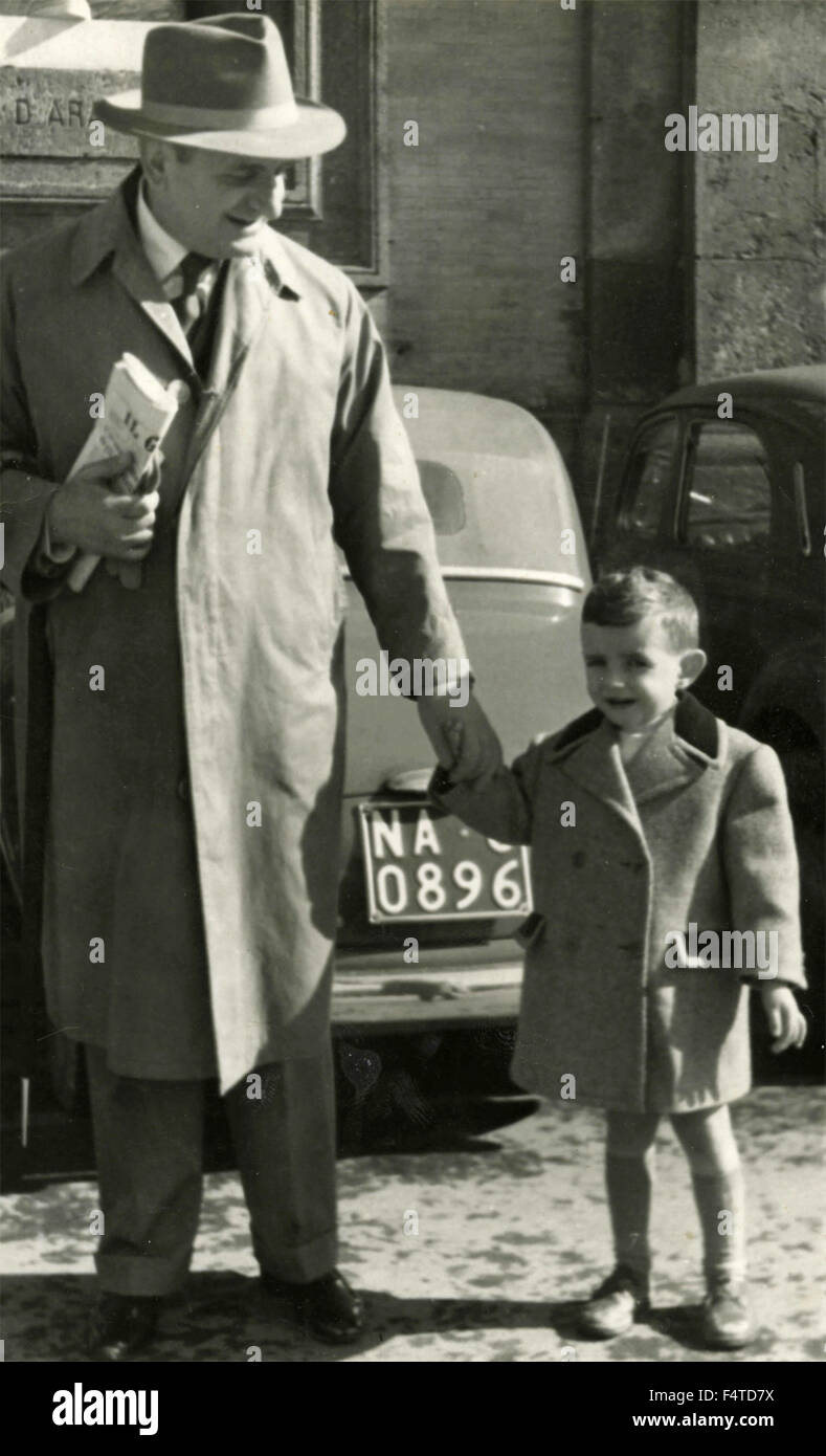 Vater und Sohn neben einem Autokennzeichen Naples Stockfoto