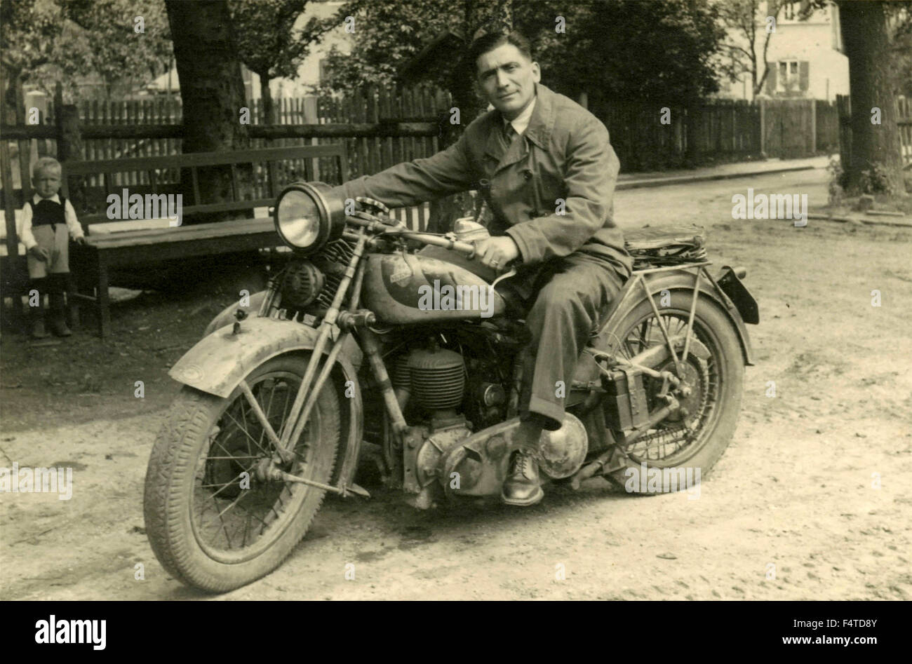 Ein Mann auf einem Motorrad mit Beiwagen Stockfoto