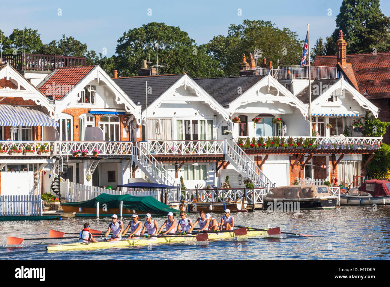 England, Oxfordshire, Henley-on-Thames, Bootshäuser und Ruderer auf der Themse Stockfoto