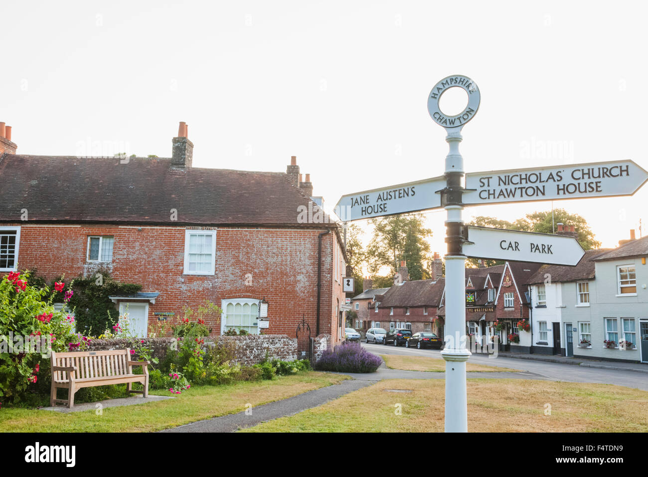 England, Hampshire, Chawton, Verkehrszeichen und Austens Haus Stockfoto