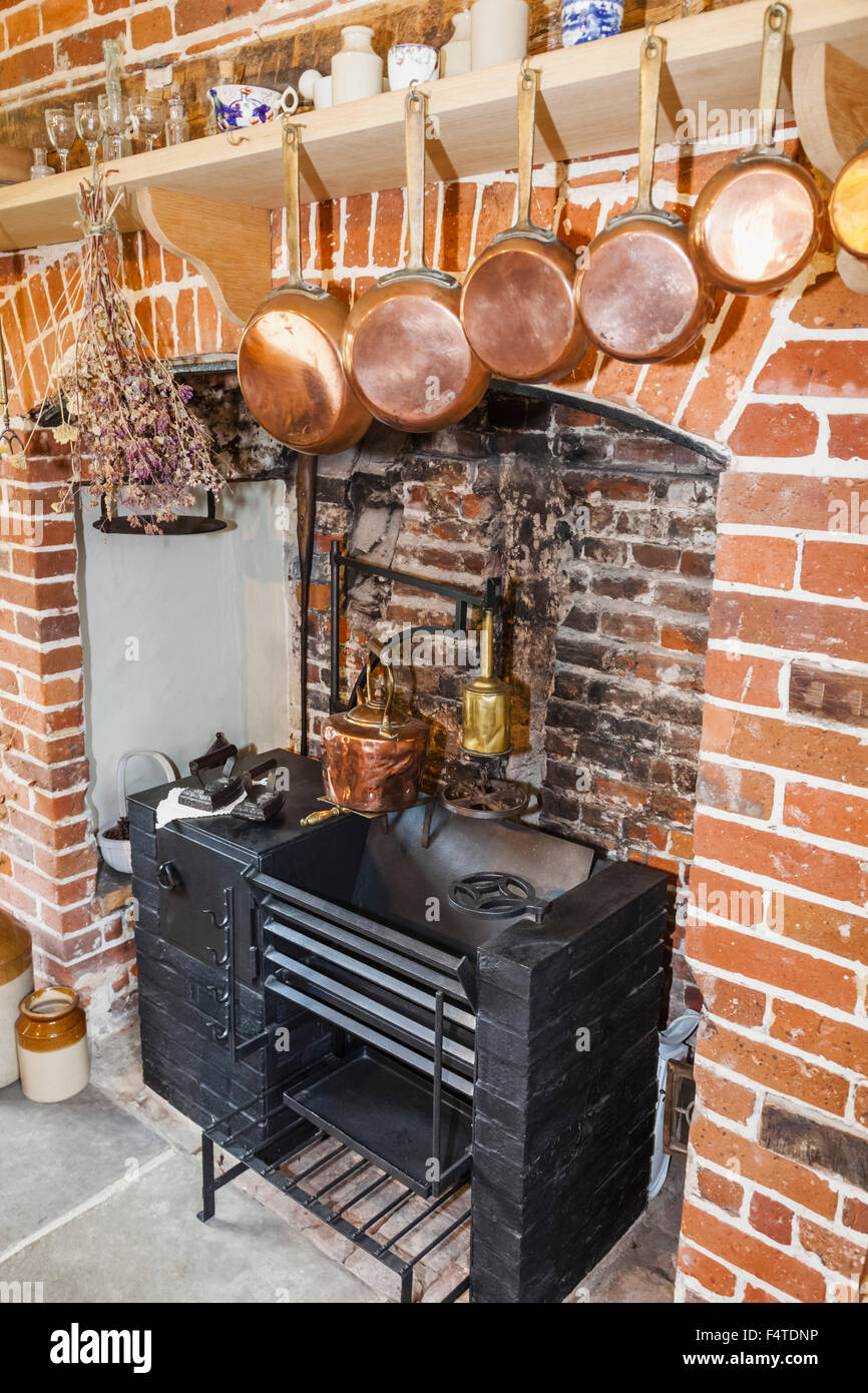 England, Hampshire, Chawton, Austens Haus, die Küche Ofen und Kamin Stockfoto