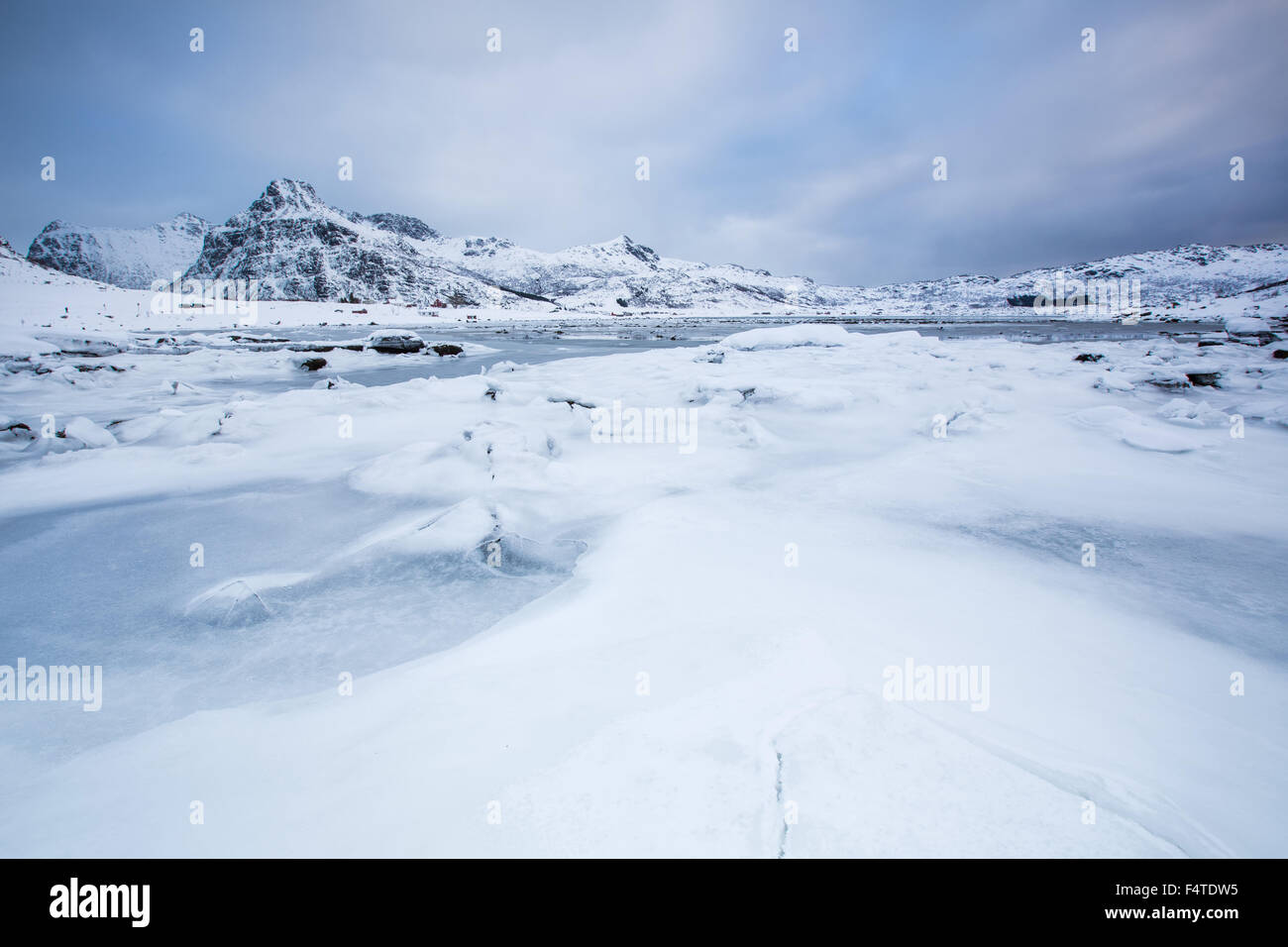 Berge, Windstoß, Bö, Eis, Eisschollen, Küste, Landschaft, Landschaft, Lofoten, Meer, Norwegen, Nord, Schnee, Skandinavien, Strand, Meer, Stockfoto