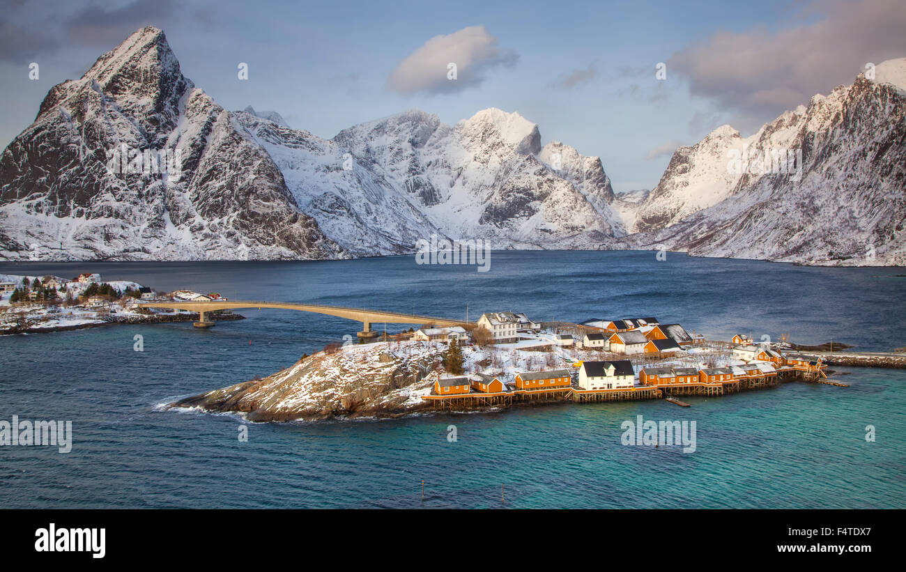 Berge, Dorf, Haus, Haus, Häuser, Wohnungen, Insel, Insel, Landschaft, Landschaft, Lofoten, Meer, Moskenes, Norwegen, Nord, Sakrisö Stockfoto