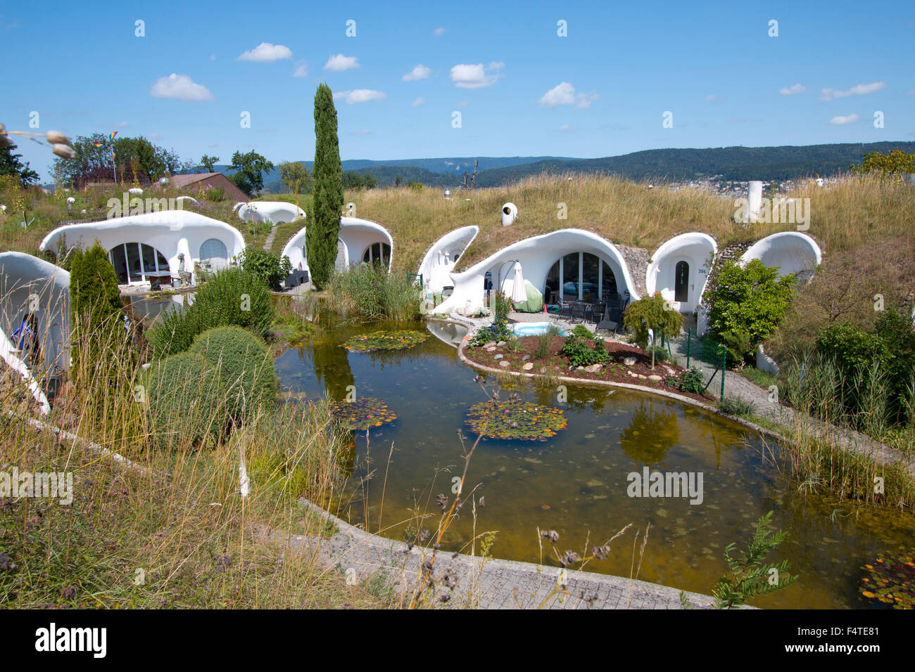 Schweiz, Dietikon, Kanton Zürich, Erdhaus, Teich, ökologische