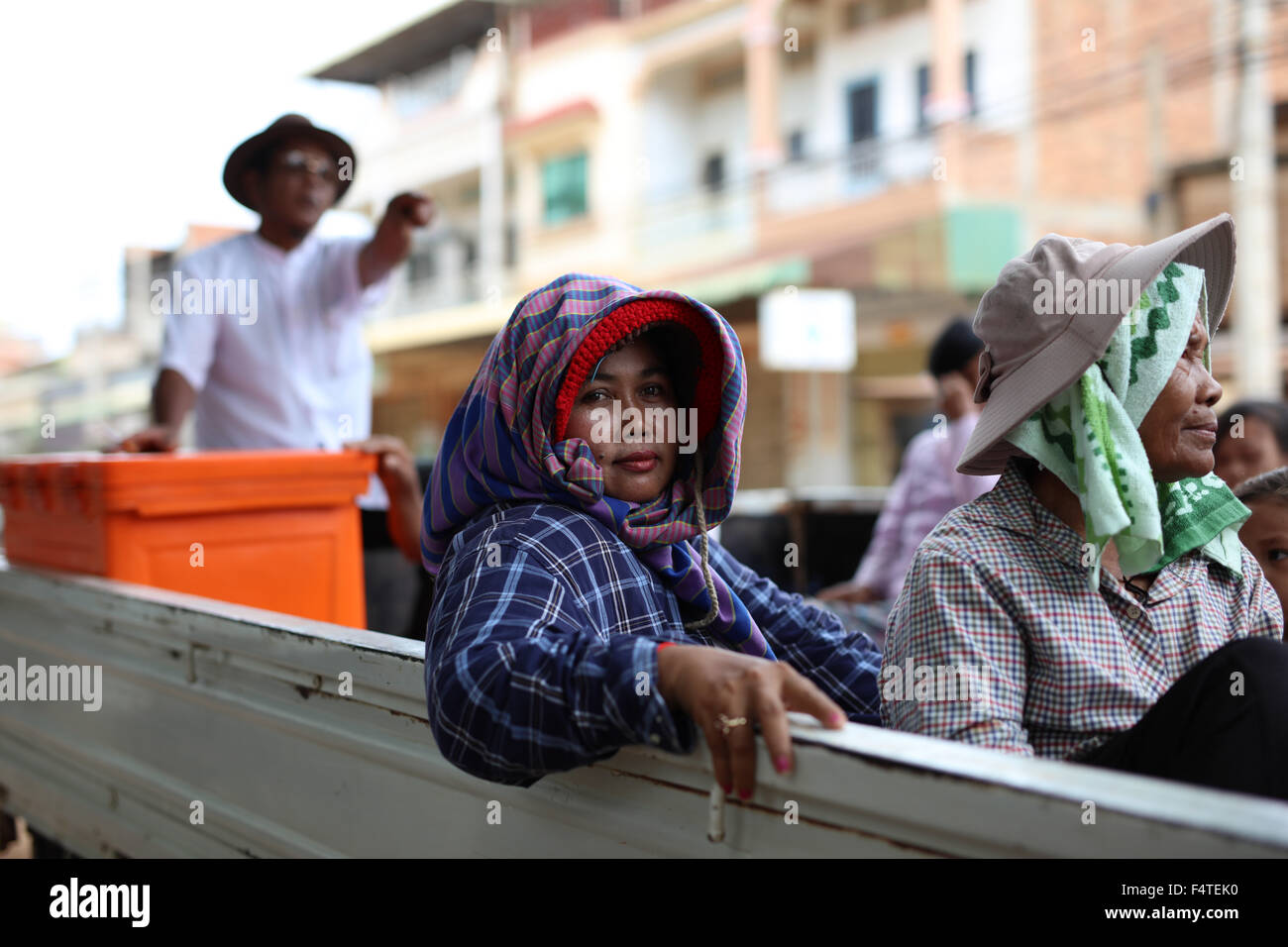 Frau auf Pickup-Truck in Sisophon Kambodscha. Stockfoto