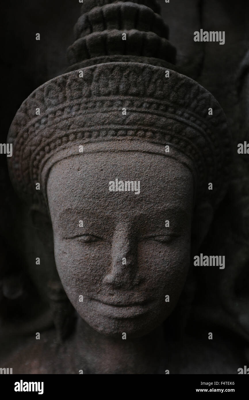 Konzept die Augen geschlossen, in Stein Portrait von geschnitzten Apsara/devata in Welterbe Angkor Wat Park mystic Gesicht Schwarzweiß geschnitzt Stockfoto