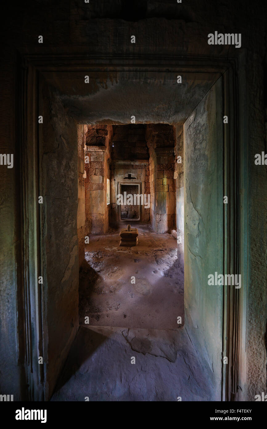 Konzept Eingang in einen mystischen Raum einer Ruine in Kambodscha Angkor Wat National Park mit mächtigen und bunte Lichter Schattierungen von grün lila Kreuz leuchtet Stockfoto