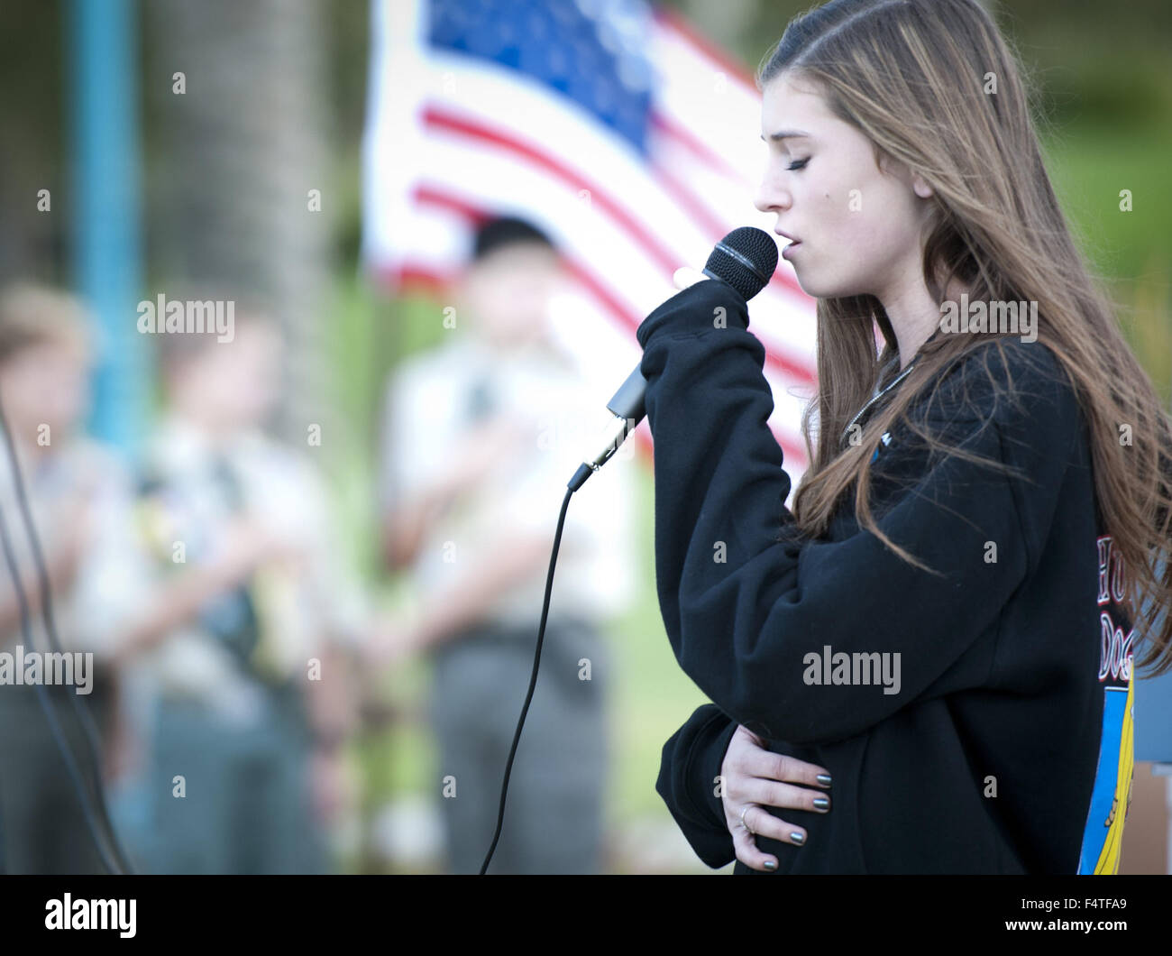 Rancho Santa Margarita, Kalifornien, USA. 1. November 2014. Die amerikanische Flagge Funktionen 50 weiße fünf fünfzackige Sterne Vertreter jedes Staates zusammen mit 13 roten und weißen Balken oder Streifen, eine für jeden der ursprünglichen 13 Kolonien, erscheint in einer Vielzahl von Möglichkeiten landesweit als auch international. Traditionell auf eine Fahnenstange erhoben sowie drapiert auf der Vorderseite eines Gebäudes oder in den Fenstern der Häuser und Geschäfte, die US-Flagge auch in der Art von Kleidung, Hüte, Schuhe, Bumperstickers, Zeichnungen, Flecken und in den Händen vieler während Independence Day oder andere Patri finden Sie in Stockfoto