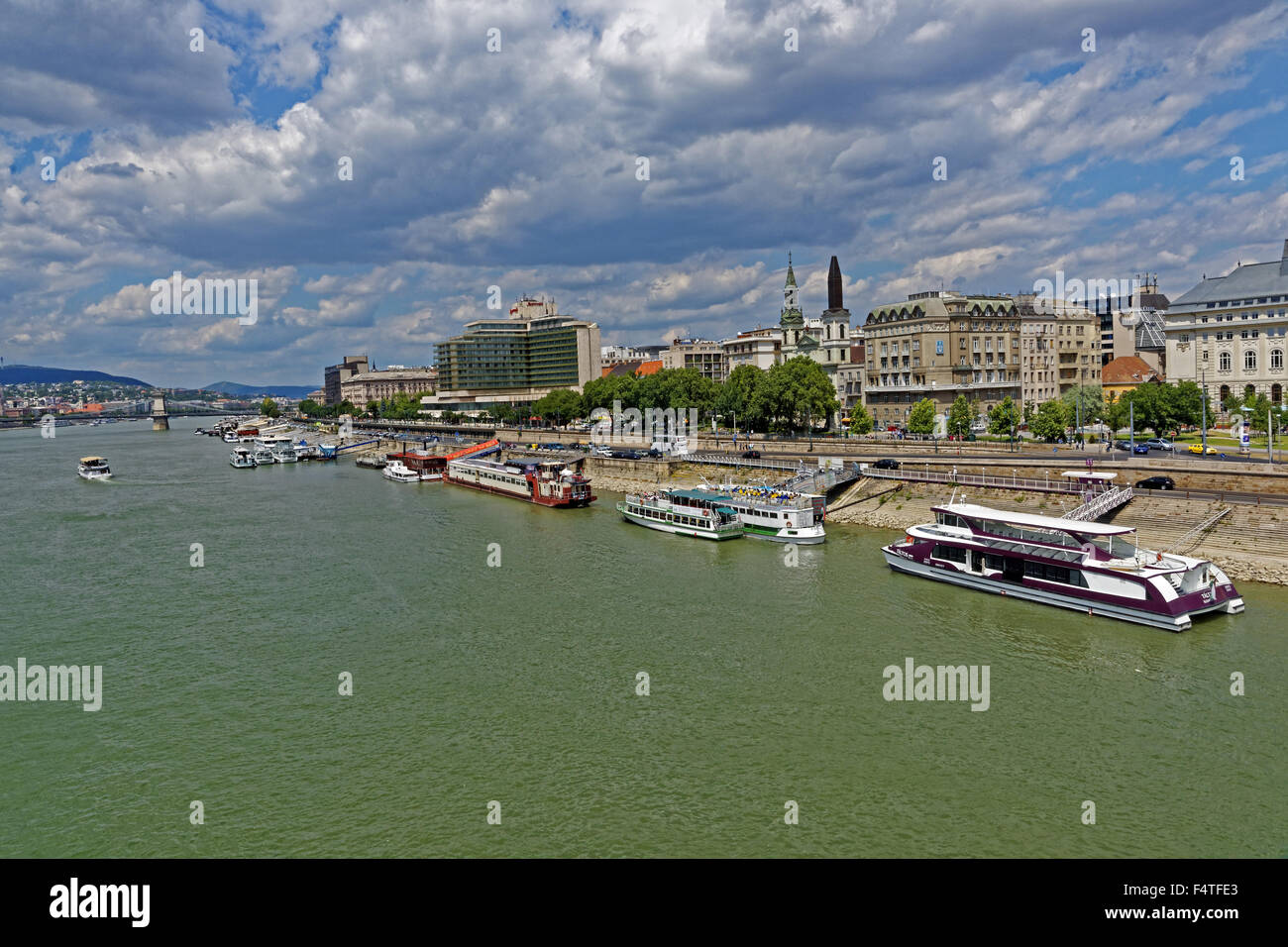 Pest, Uferpromenade, der Donau, Fähre, Fähren, Schiffe hin-und Rückfahrt, Hängebrücke, Szechenyi Lánchíd Stockfoto