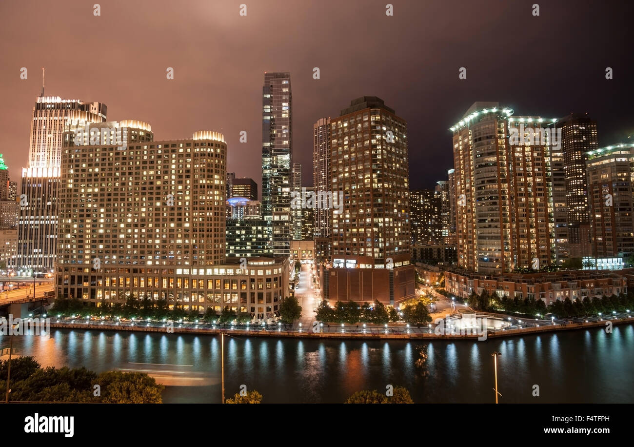 Chicago Gebäude, hoch aufragenden Gemeinkosten, Hochbau, Eisenbahn, städtische Straße und Lichter Bäche mit Licht Fackeln von Straßenlaternen, Il Stockfoto
