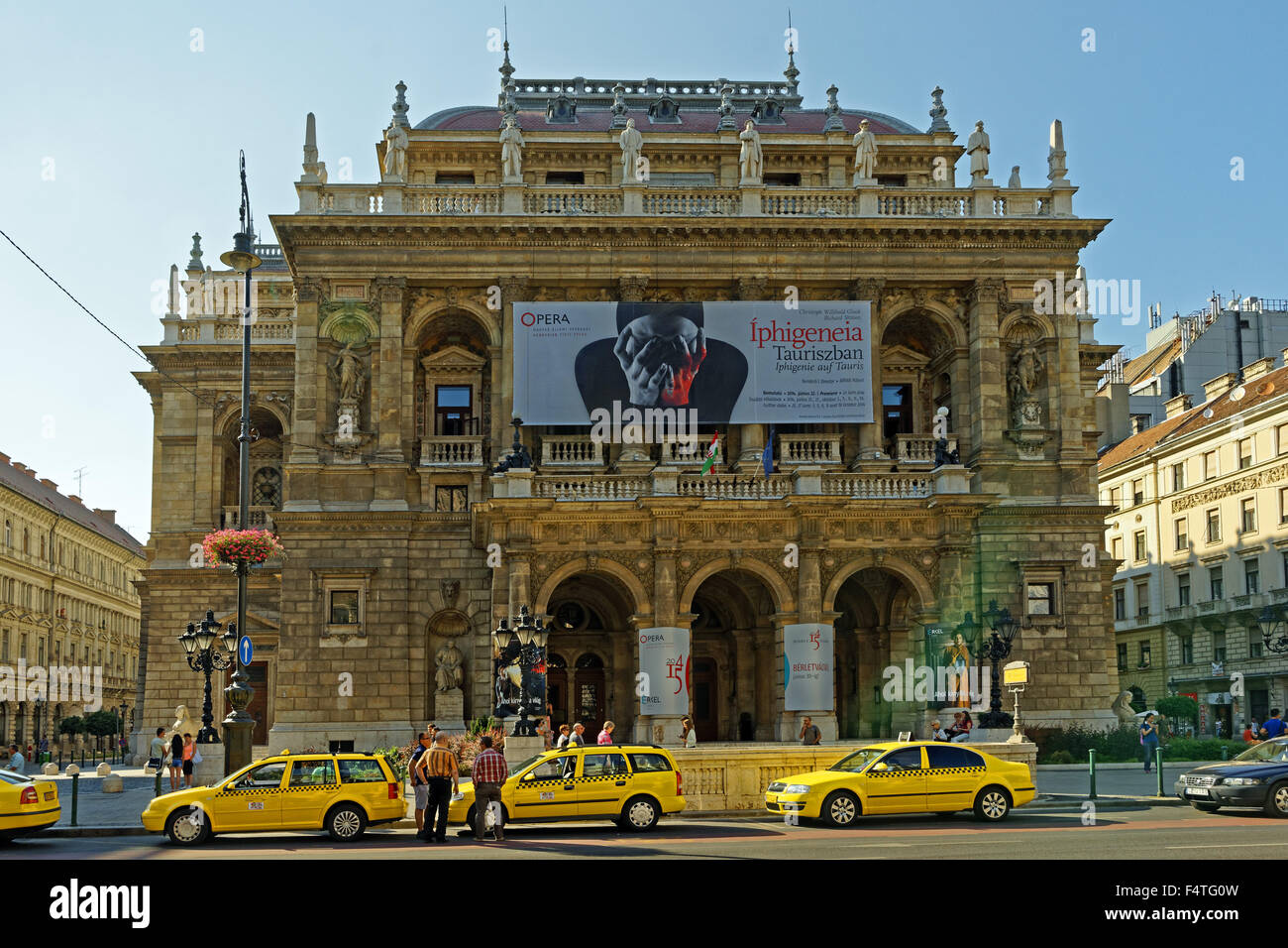 Ungarische Staatsoper, Straßenszene Stockfoto