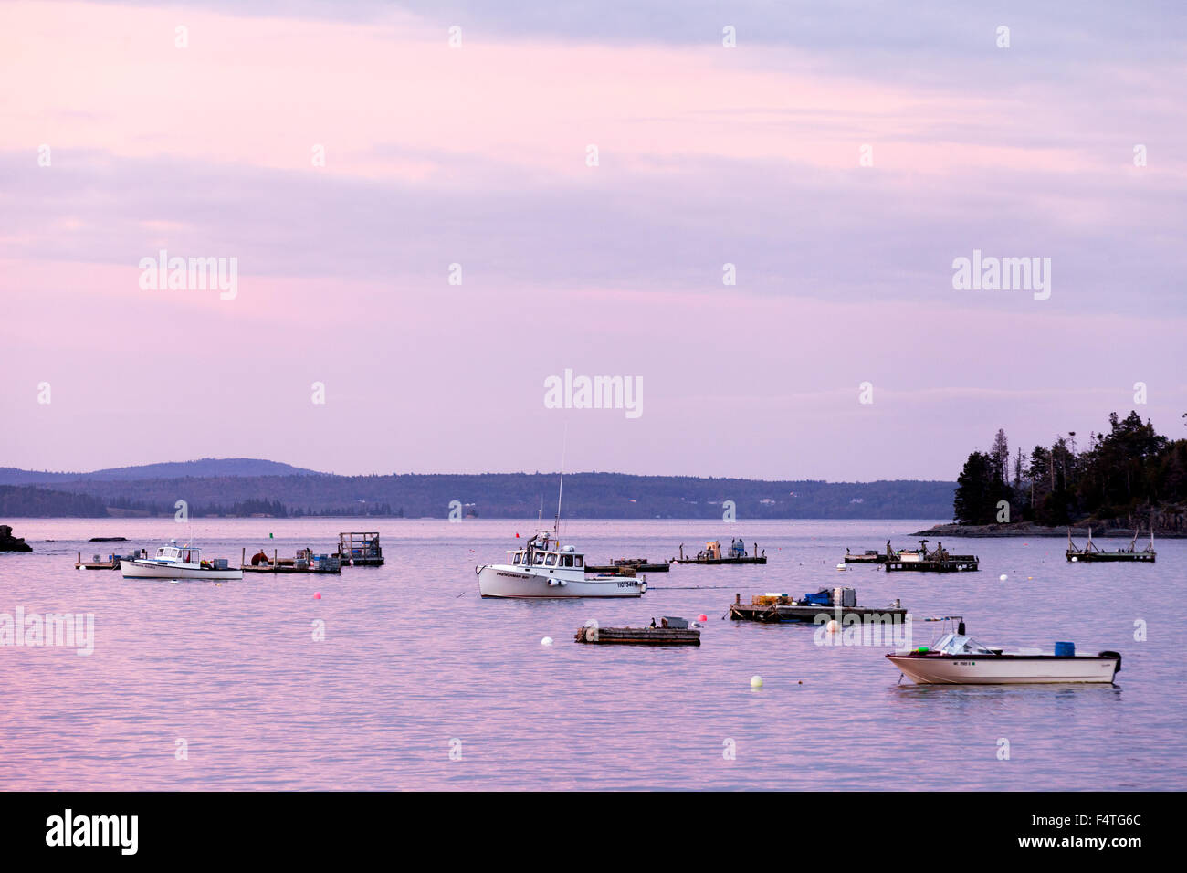 Boote in der Abenddämmerung in Frenchmans Bay, Bar Harbor, Mount Desert Island, Maine Küste, USA Stockfoto