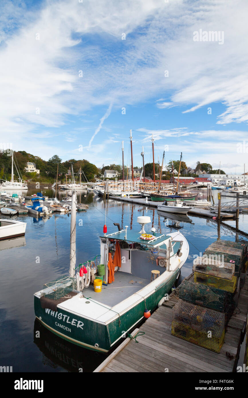 Sonnenschein und Segelboote vor Anker, Camden Harbor, Maine, USA Stockfoto