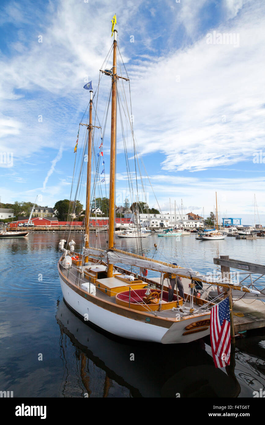 Eine amerikanische Segelboot vertäut im Hafen von Camden, Camden, Maine, USA Stockfoto