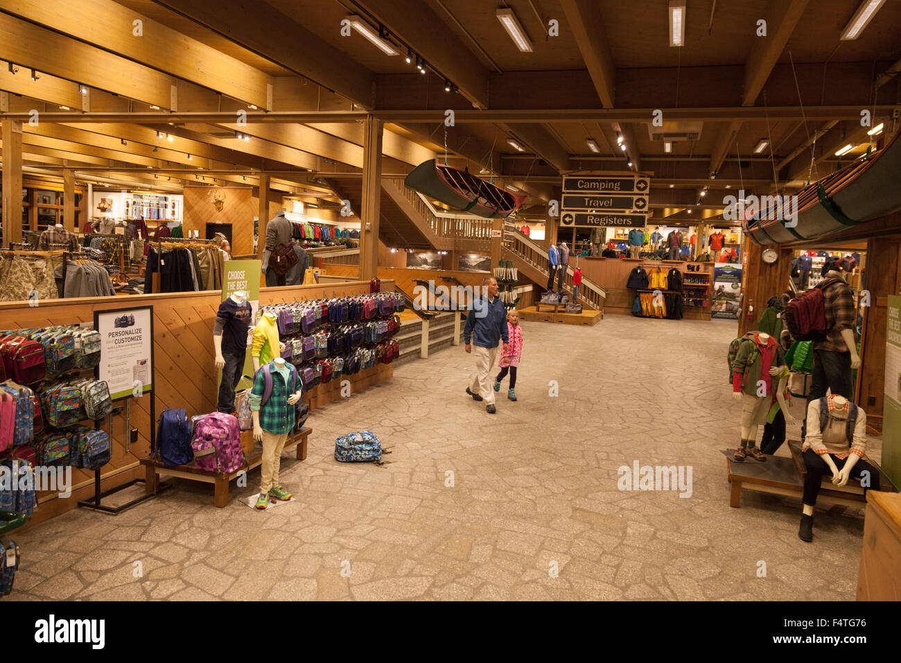 Menschen beim Einkaufen in das Innere der l.l. Bean retail Store, Freeport, Maine, USA. NUR ZU REDAKTIONELLEN ZWECKEN Stockfoto