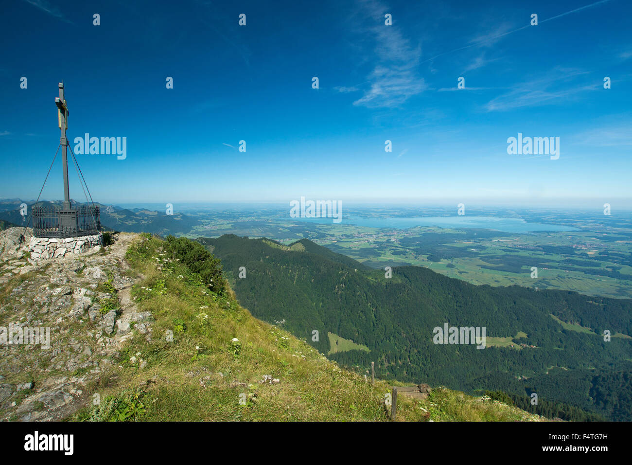 Bayern, Deutschland, Oberbayern, Chiemgau, Bergen, Hochfelln, Gipfelkreuz, Himmel, blauer Himmel, Himmel, Alpen, Berge, Felsen, Panor Stockfoto