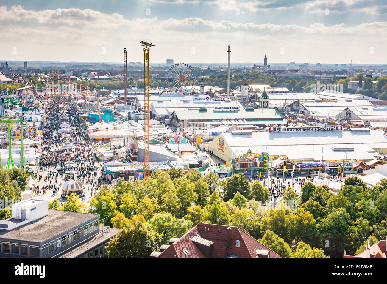 München, Deutschland - SEPTEMBER 30: Blick über das Oktoberfest in München am 30. September 2015. Das Oktoberfest ist die bigge Stockfoto