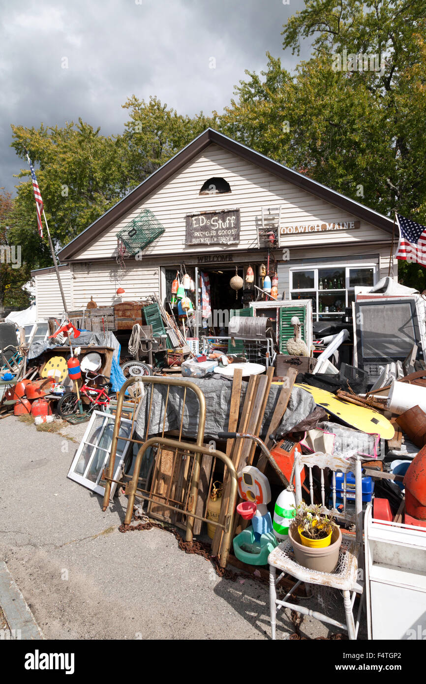 Gebrauchte Ware außerhalb ein Second-Hand-Shop, Maine, USA Stockfoto