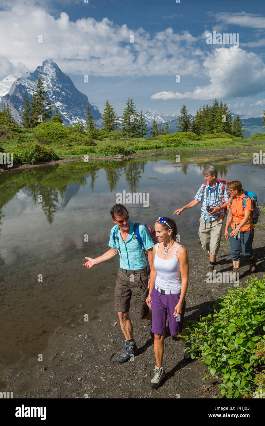 Wanderer im Bergsee auf Grosse Scheidegg, Stockfoto