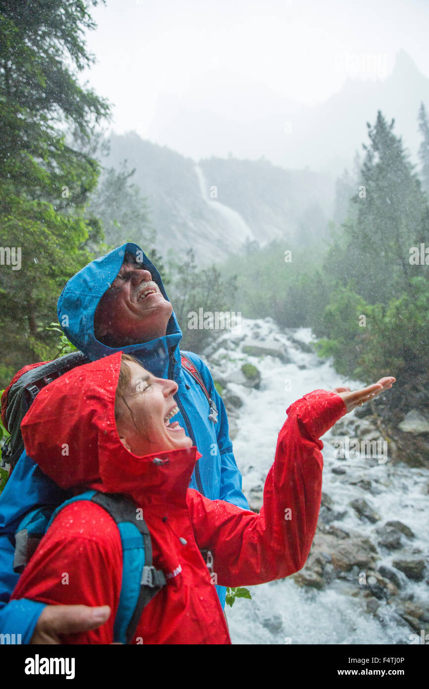 Paar im Regen, Stockfoto