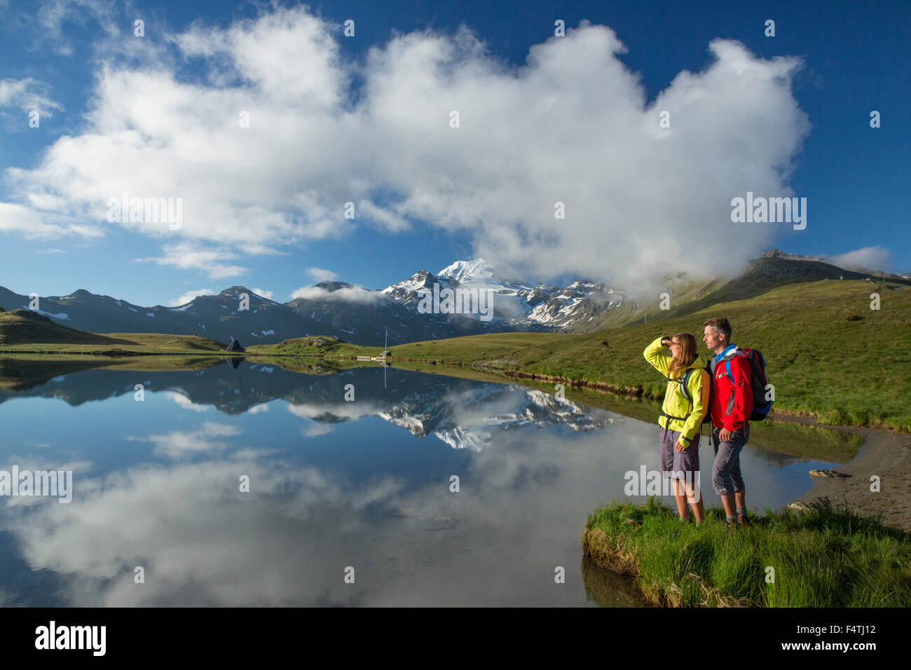 Wandern in Gibidumsee, Hintergrund: Fletschhorn, Stockfoto
