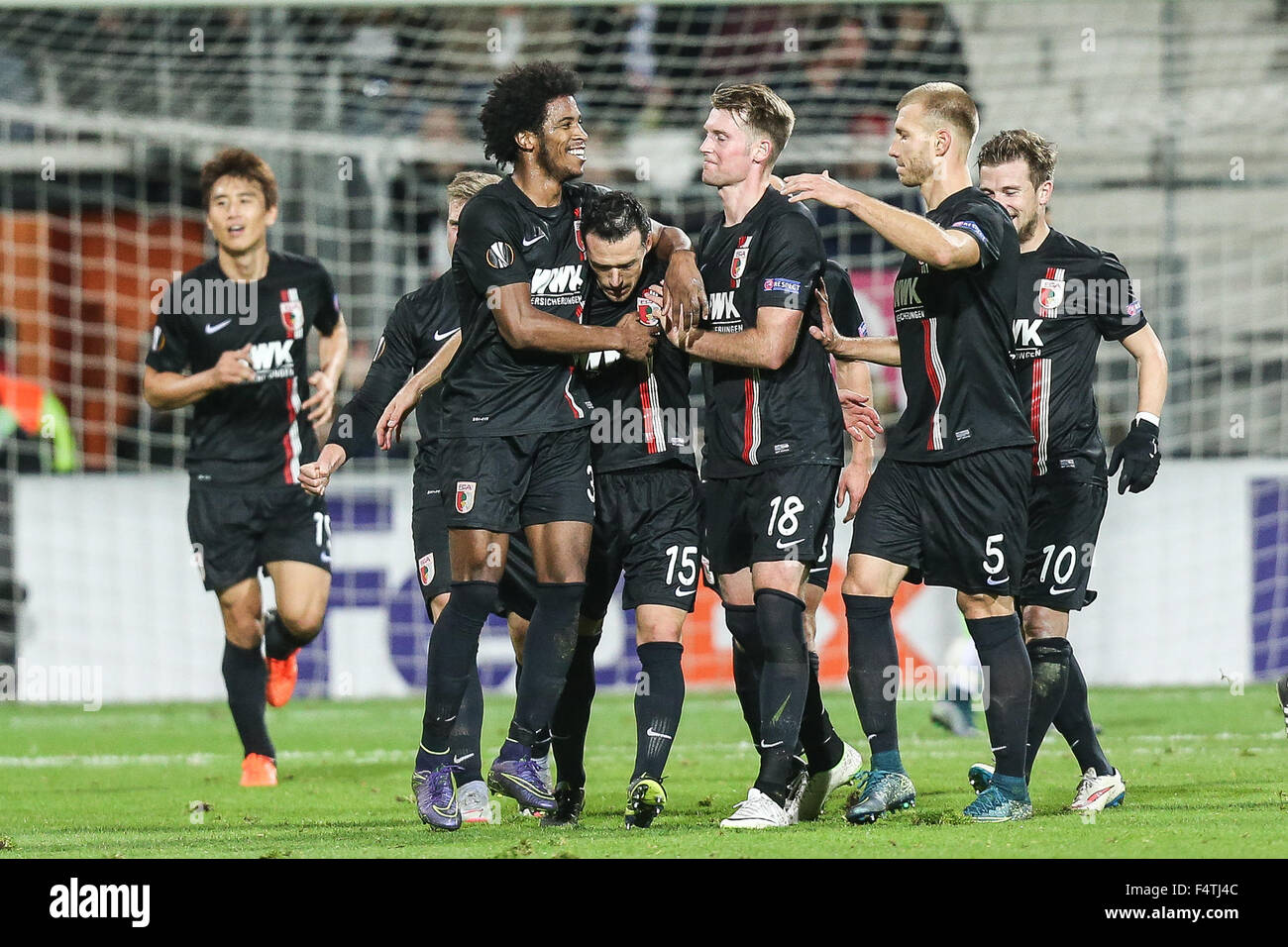 Augsburg-Spieler feiern das erste Tor mit Torjäger Piotr Trochowski (4L) während der Fußball-UEFA Europa League Gruppe L-match zwischen AZ Alkmaar und FC Augsburg in Alkmaar, Niederlande, 22. Oktober 2015. Foto: Maja Hitij/dpa Stockfoto