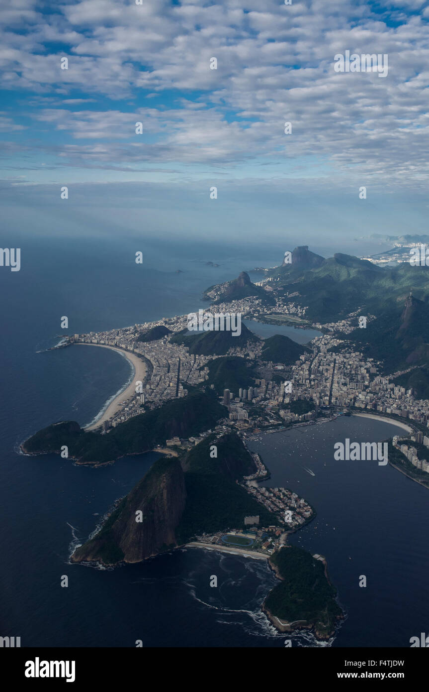 Luftaufnahme von Rio De Janeiro Zone Süd - Eingang der Guanabara-Bucht, Zuckerhut, Copacabana-Strand, Strand von Ipanema. Stockfoto