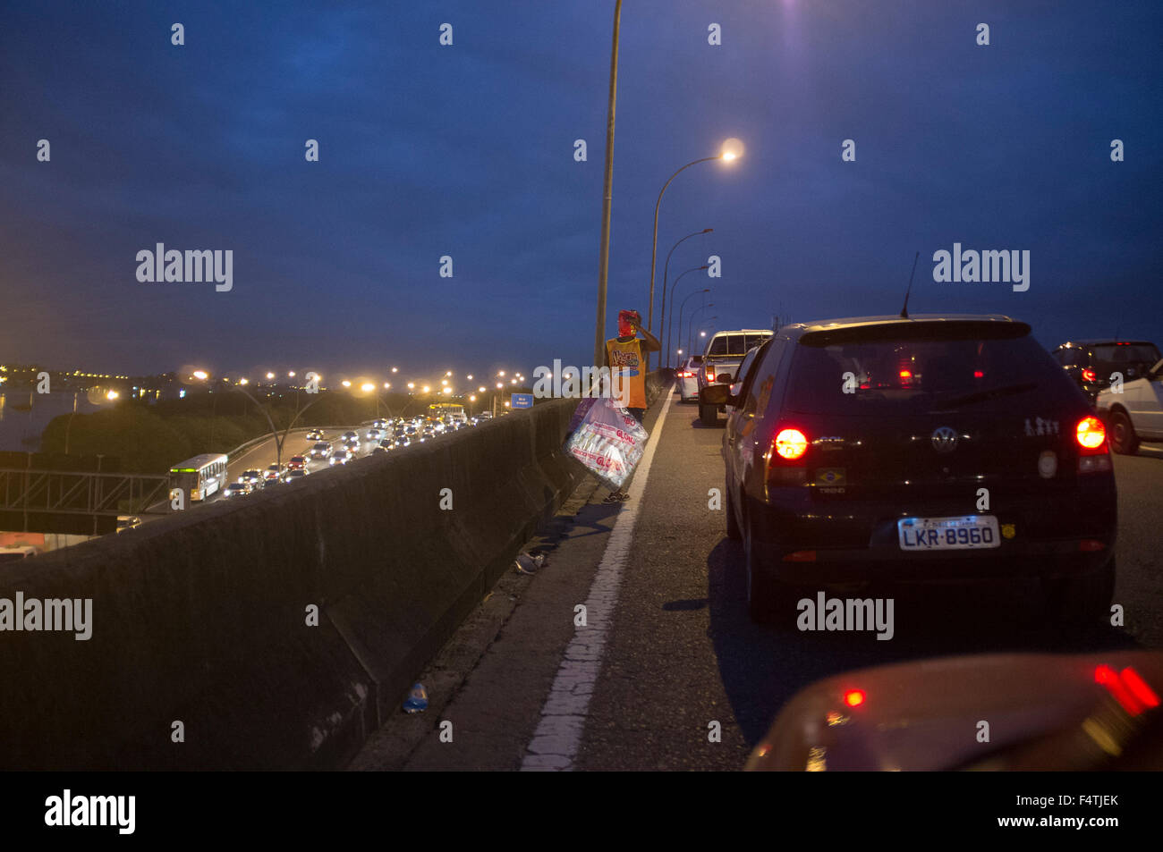 Straßenverkäufer arbeiten an Linha Vermelha Autobahn Stau in Rio De Janeiro. Stockfoto