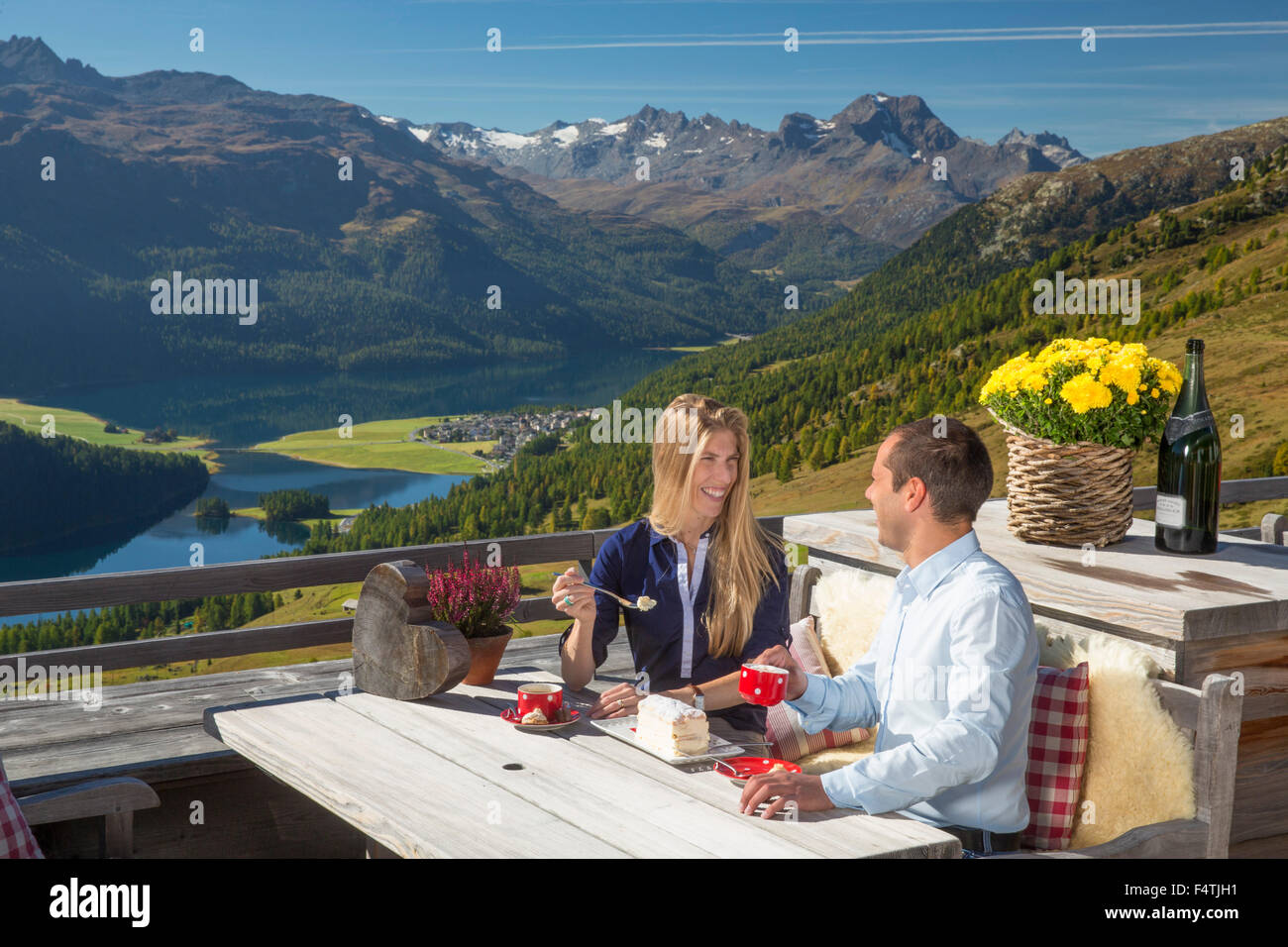 Kaffee und Kuchen im Mountain Restaurant Paradiso Stockfoto