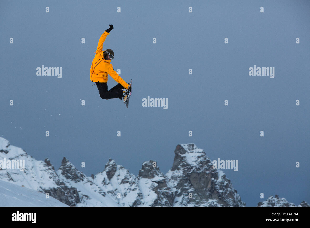 Snowboard Sprung vor Tschingelhörner Stockfoto