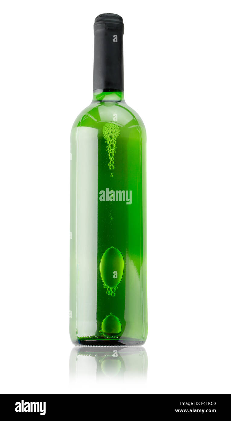 grüne Flasche Wein auf dem weißen Hintergrund isoliert. Stockfoto