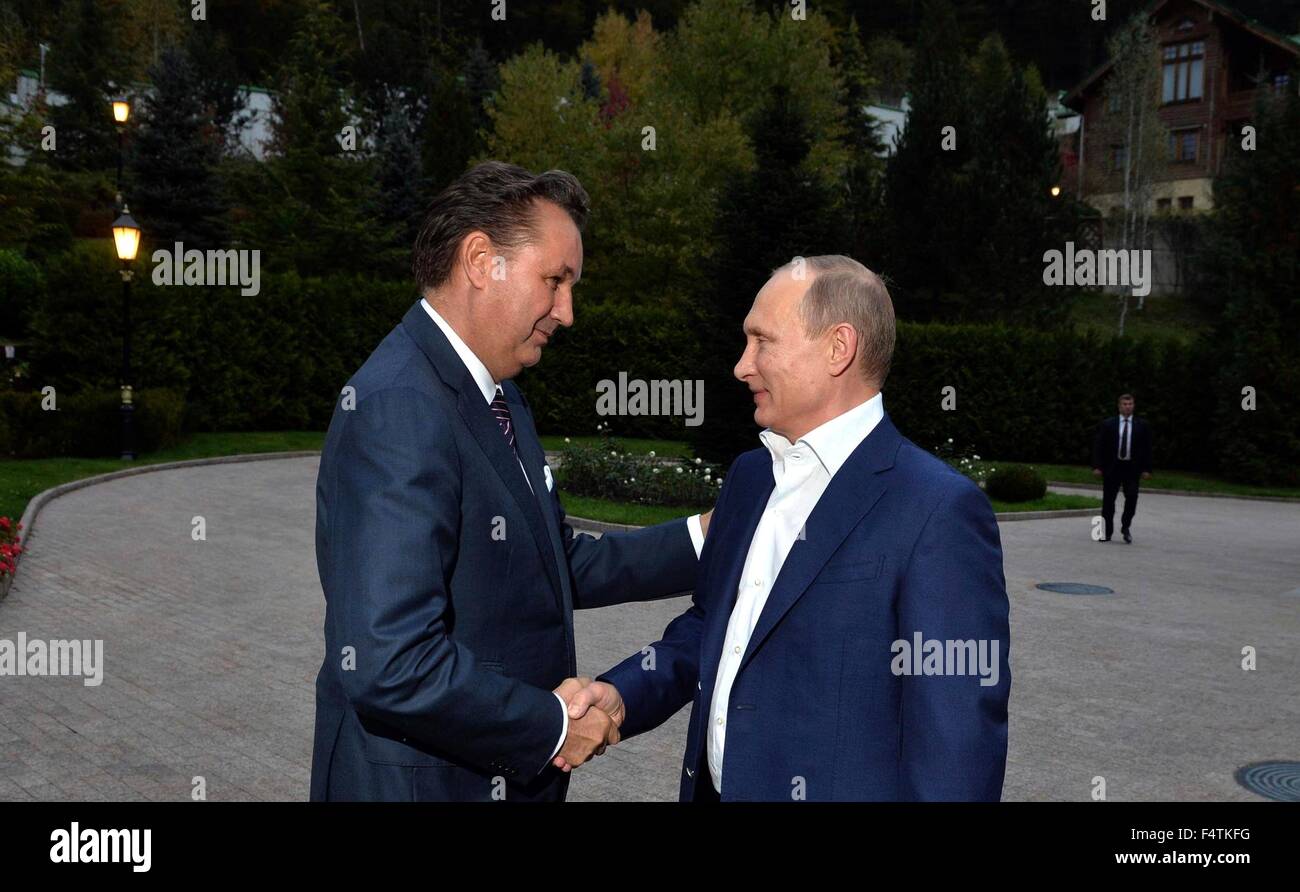 Der russische Präsident Vladimir Putin begrüßt Bo Inge Andersson, Präsident von AVTOVAZ Autofirma vor der Enthüllung des neuen Lada Vesta in der Bocharov Ruchey Residenz 22. Oktober 2015 in Sotschi, Russland. Stockfoto