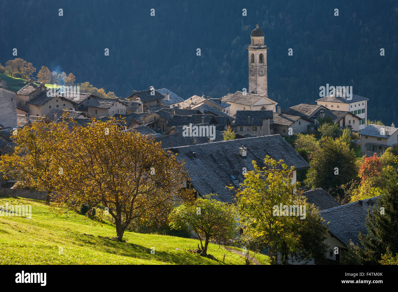 Soglio, Schweiz, Kanton Graubünden, Graubünden, Bergell, Dorf, Kirche, Steinhäuser, Herbst, Morgenlicht Stockfoto