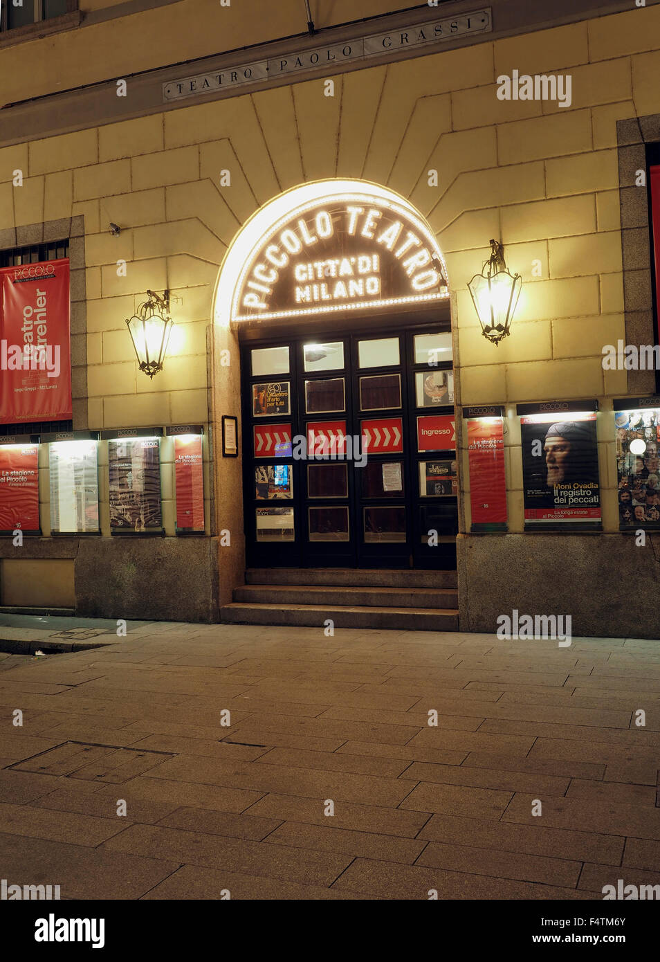 MILAN-Okt. 15: The Piccollo-Theater in der Nacht gesehen, in Mailand, wo es Italiens erste permanente Nationaltheater ist, und wieder- Stockfoto