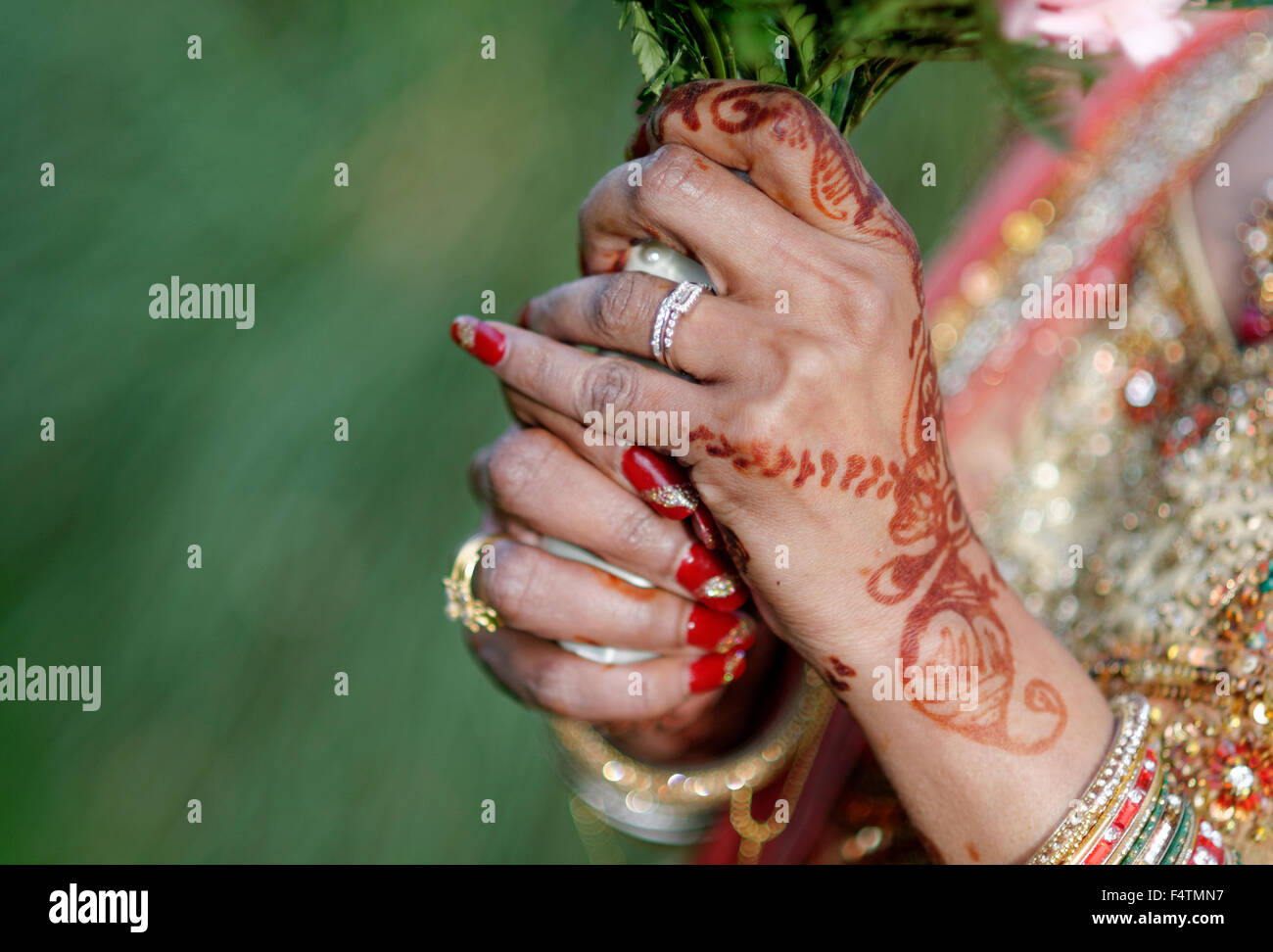 Indische Braut halten Blumen Stockfoto