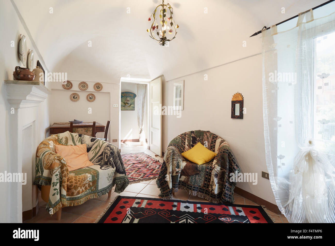 Wohnzimmer, sonnigen einfache Innenausstattung mit Sesseln Stockfoto
