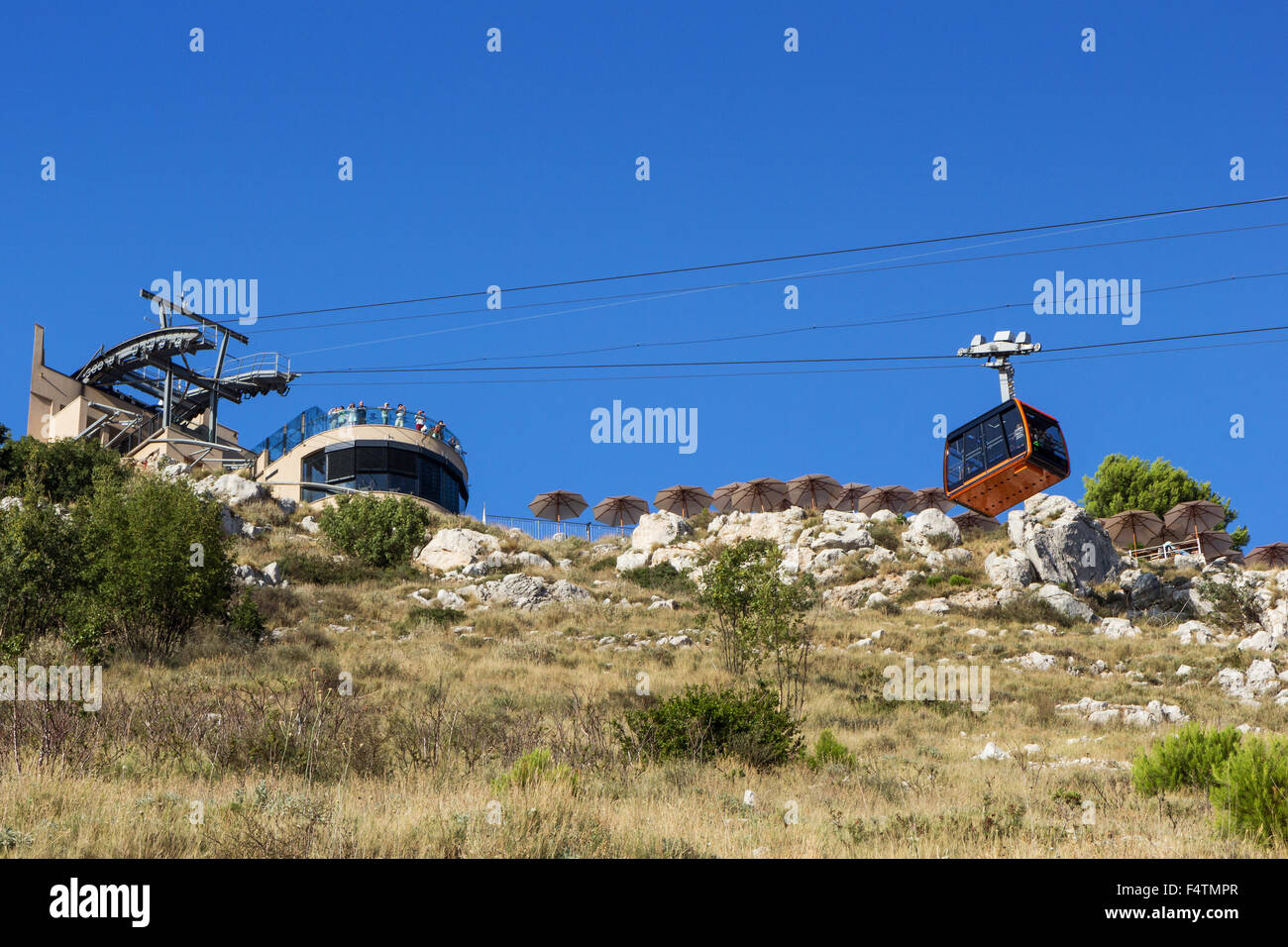 Ankommenden Endstation der Seilbahn auf den Berg Srd in Dubrovnik, Kroatien, Ansicht von unten. Stockfoto