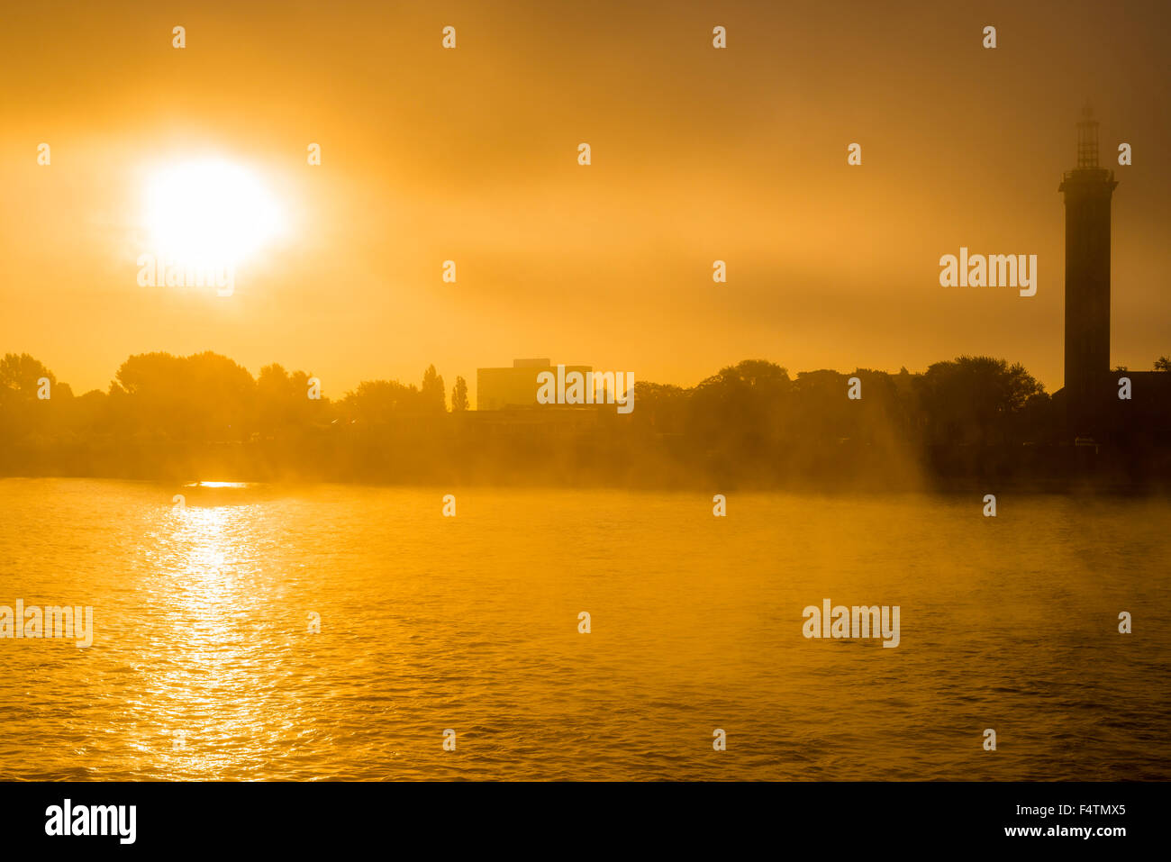 alte Messe Turm, verändern Messeturm, Deutschland, Europa, Nebel, Köln, Köln-Deutz, Panorama, Rhein, Ufer, Sonnenaufgang, Wasser Stockfoto